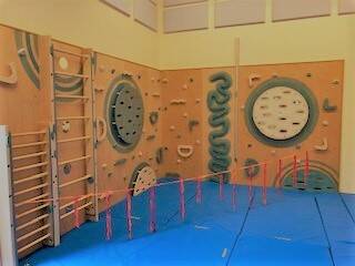 EIne Kletterwand , davor ist Absperrband.