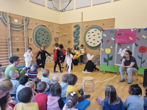 Viele Kinder in einer Halle