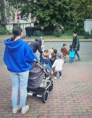 Drei Erwachsene mit vielen Kindern.