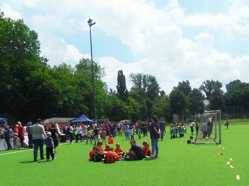 Fussballplatz mit vielen Personen