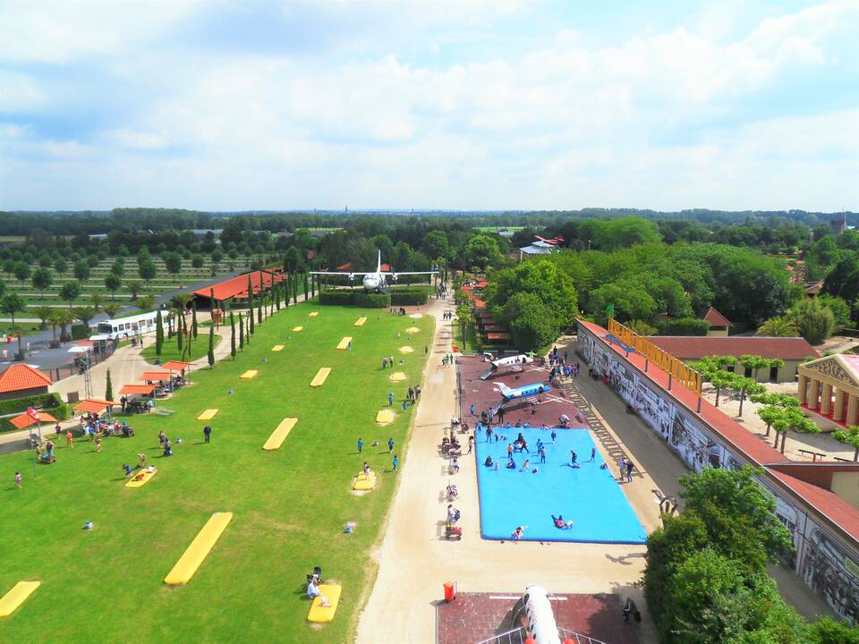 Ein großer Platz mit einer Wiese und Flugzeugen
