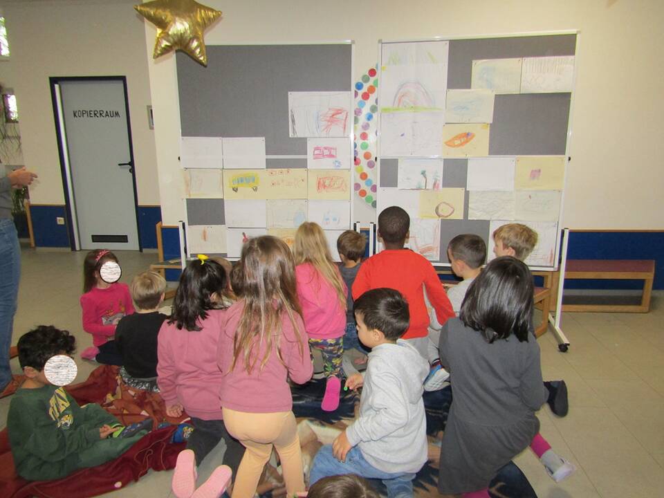 Die Maxi Kinder hängen ihre gemalten Wünsche auf.