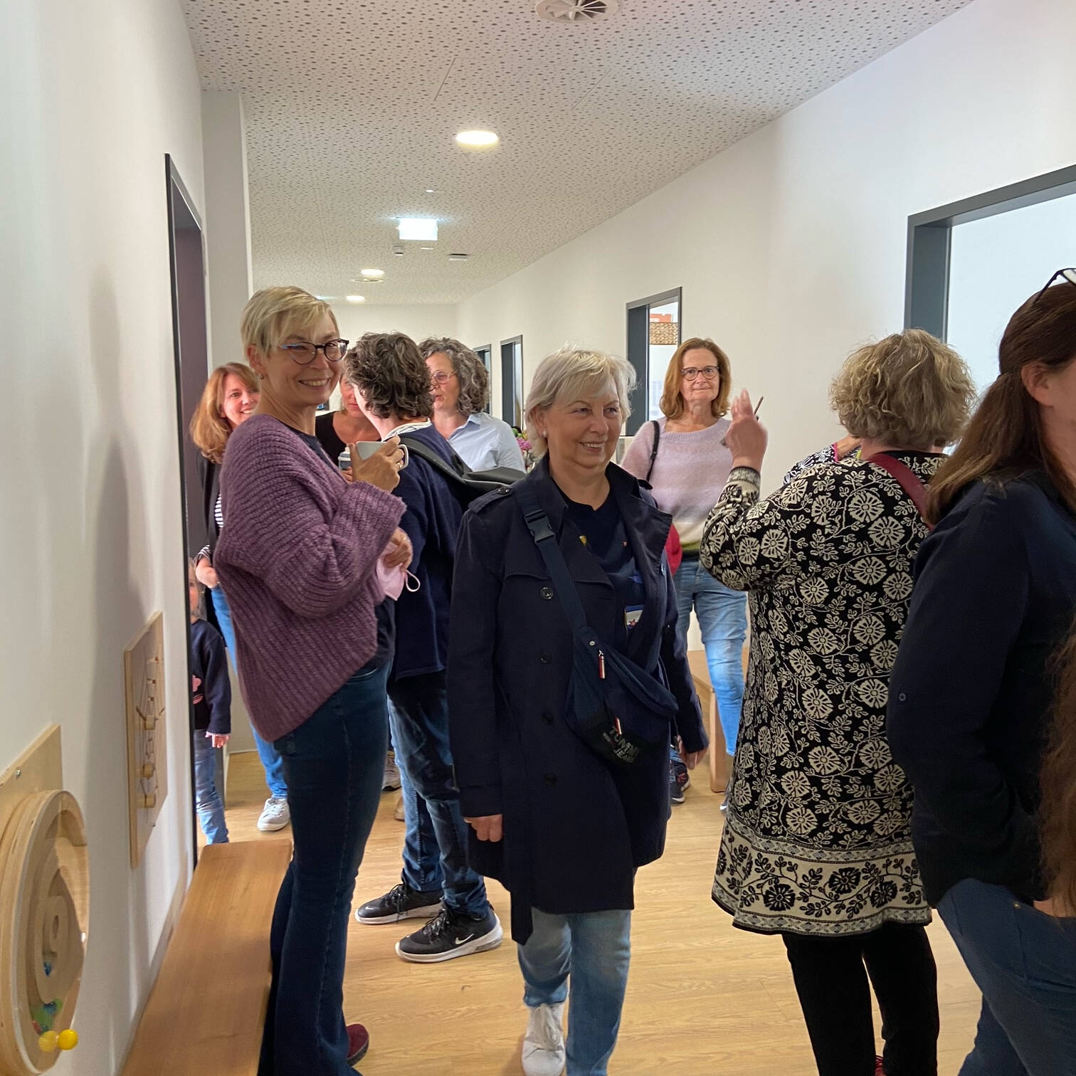 Viele Personen in einem Raum.