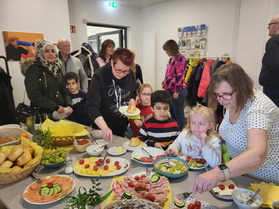 Gäste bedienen sich am Buffet