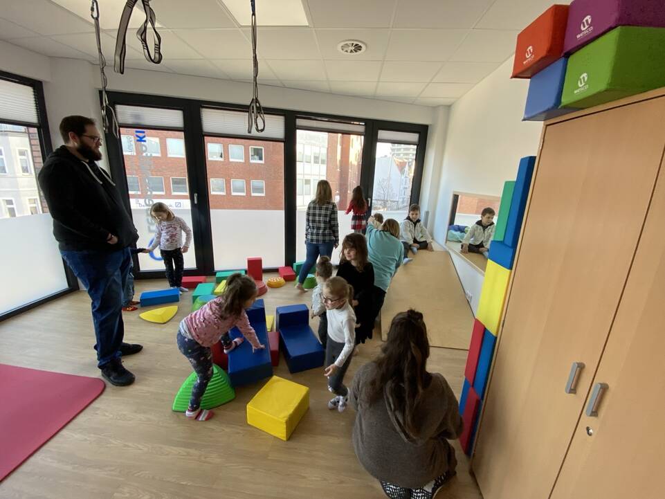 Kinder spielen in einem großen Raum.
