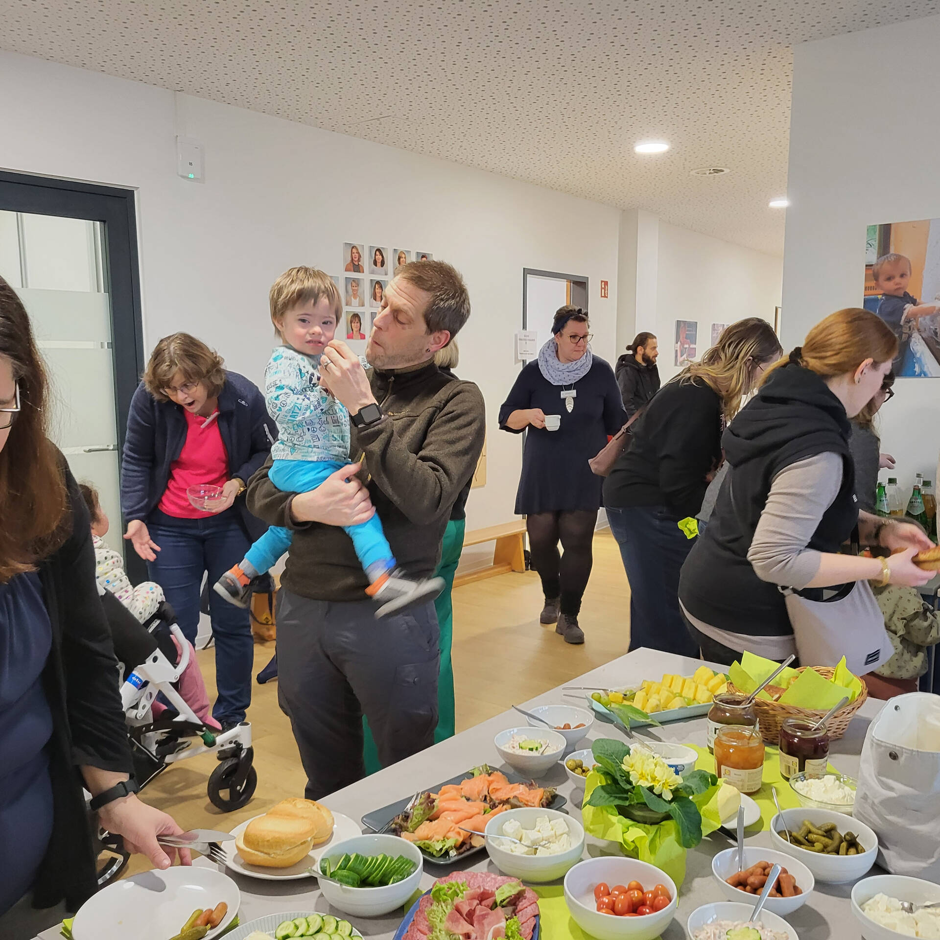 Viele Menschen in einem Raum am Buffet.