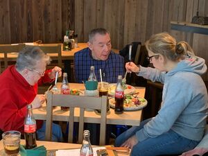 Drei Personen beim Essen.