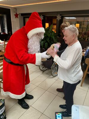Eine Person erhält ein Geschenk vom Nikolaus.
