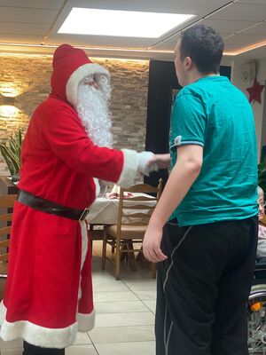 Ein Mann gibt dem Nikolaus die Hand.
