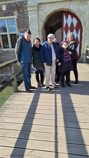 Gruppenfoto vor dem Eingangtor.