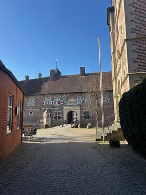 Innenhof des Wasserschlosses.