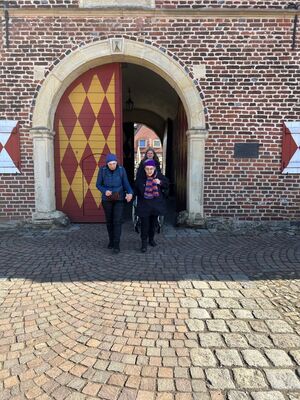 Zwei Personen gehen Hand in Hand.