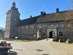 Die Zufahrt zum Wasserschloss.