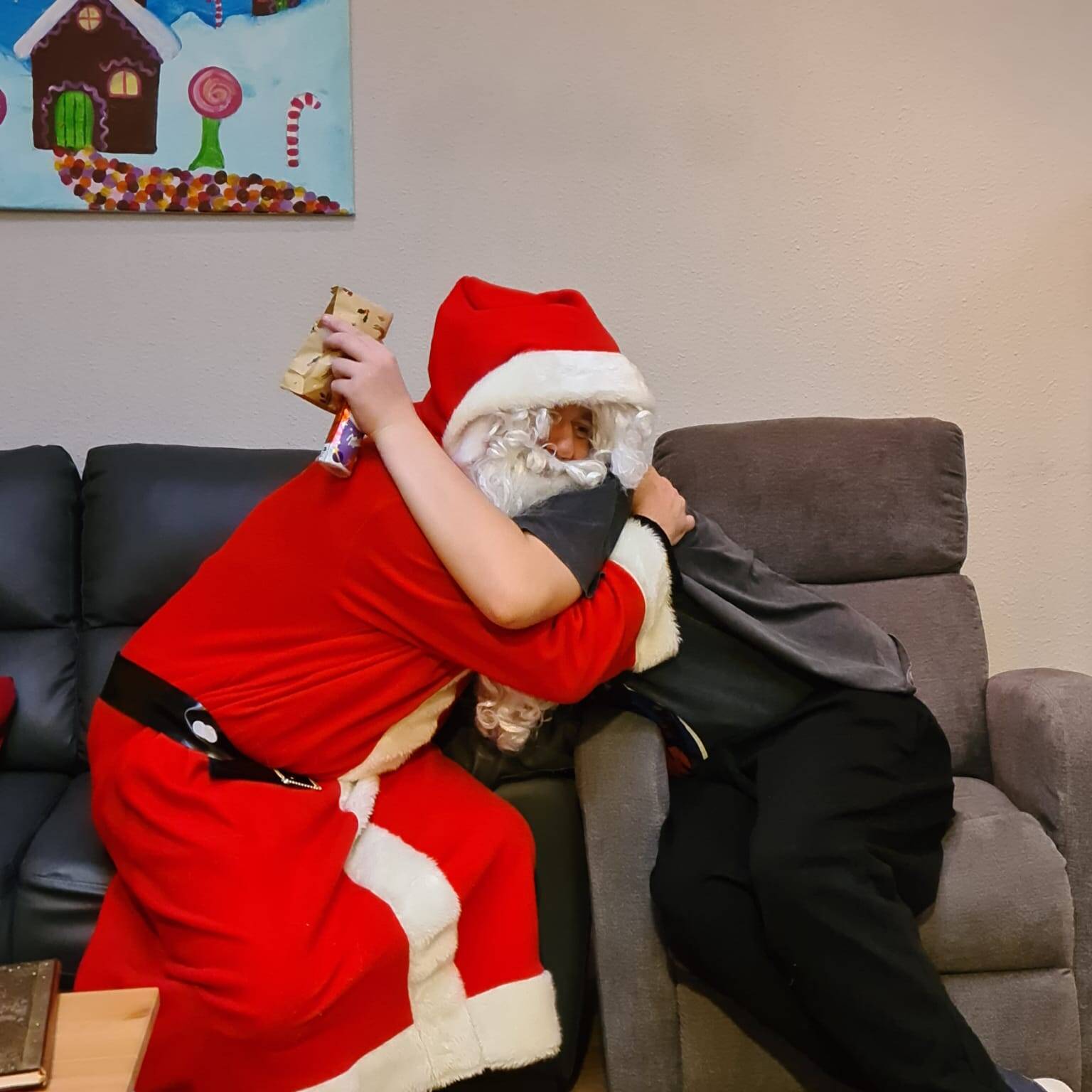 Eine Person umarmt den Nikolaus.