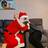 Eine Person umarmt den Nikolaus.