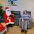 Eine Dame sitzt neben dem Nikolaus im Sessel.
