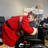 Der Nikolaus umarmt eine Person im Rollstuhl.