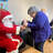 Eine Frau bekommt einen Schokonikolaus vom Nikolaus.