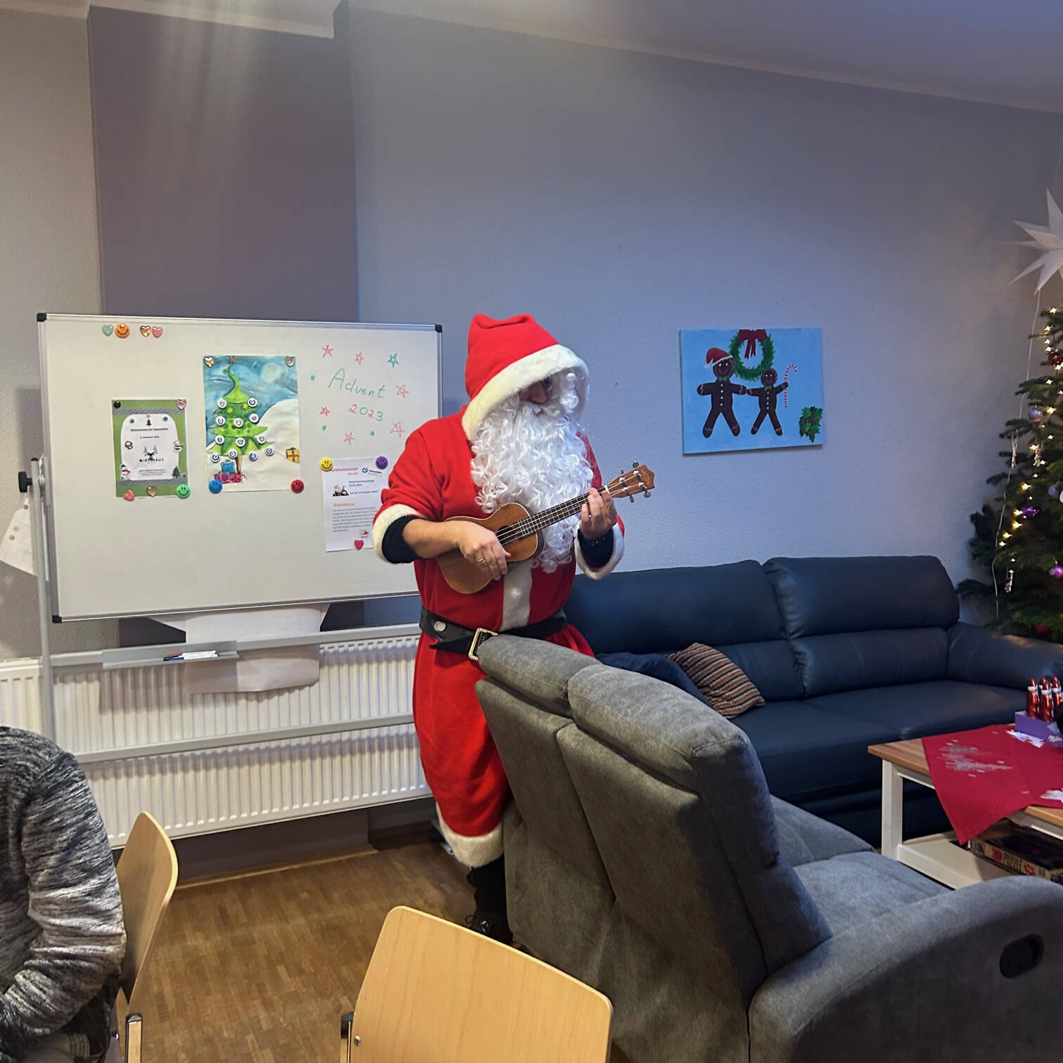 Der Nikolaus spielt Gitarre.