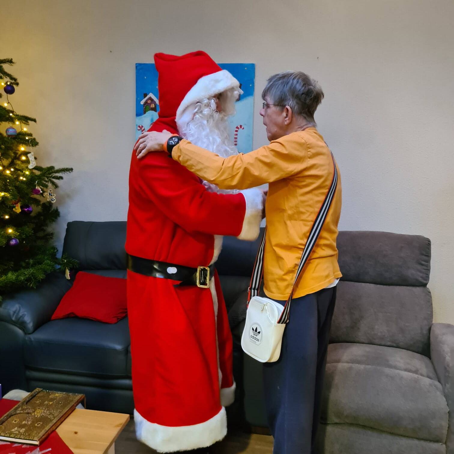 Der Nikolaus begrüßt eine Person.