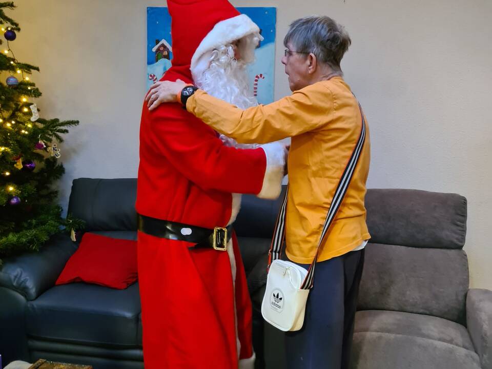 Der Nikolaus begrüßt eine Person.