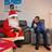 Ein Herr im Sessel hört dem Nikolaus zu.