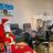 Eine Person im Rollstuhl hört dem Nikolaus zu.