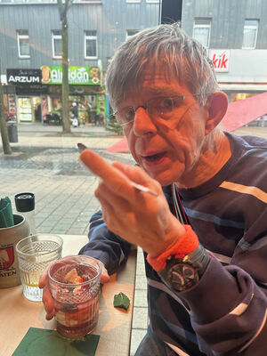 Ein Herr isst seinen Nachtisch.