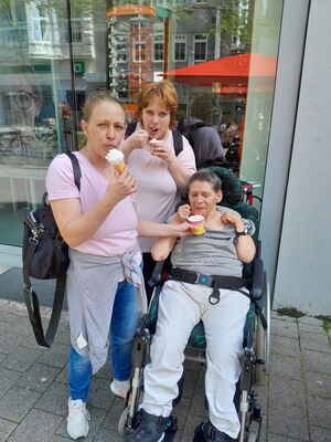 Drei Personen mit einem Eis.
