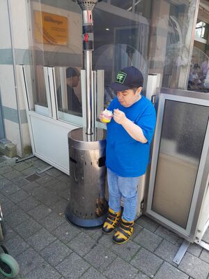 Ein Mann mit einem Eisbecher.