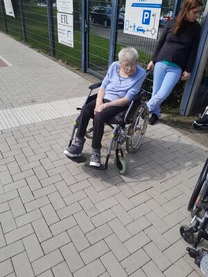 Eine Person im Rollstuhl.