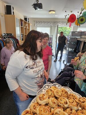 Eine Frau steht vor Gebäck.