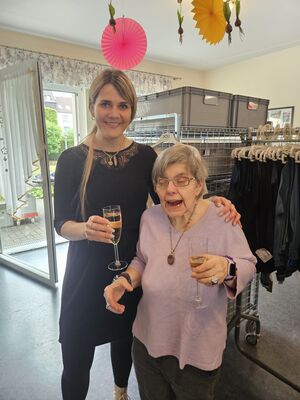 Zwei Frauen mit Sekt in der Hand.