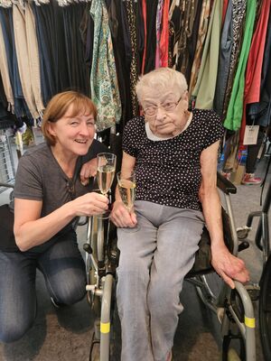 Zwei Frauen vor einem Kleiderständer.