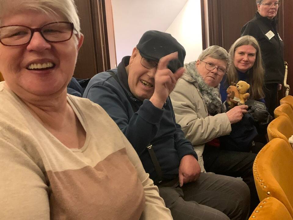 Mehrere Personen sitzen im Puplikum.
