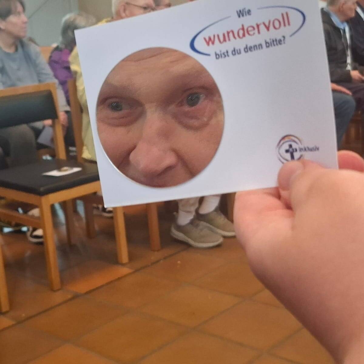 Eine Karte mit einem Gesicht darauf.