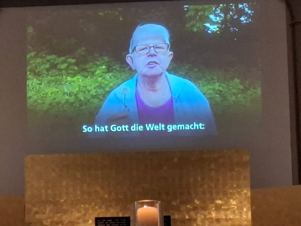 Eine Frau auf einem Bild wird an die Wand projeziert.