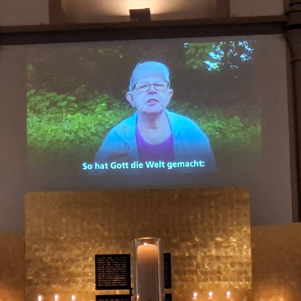 Eine Frau auf einem Bild wird an die Wand projeziert.