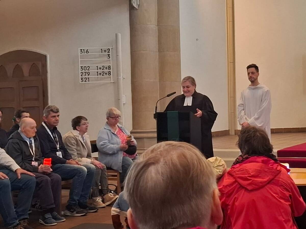 Eine Pfarrerin spricht.