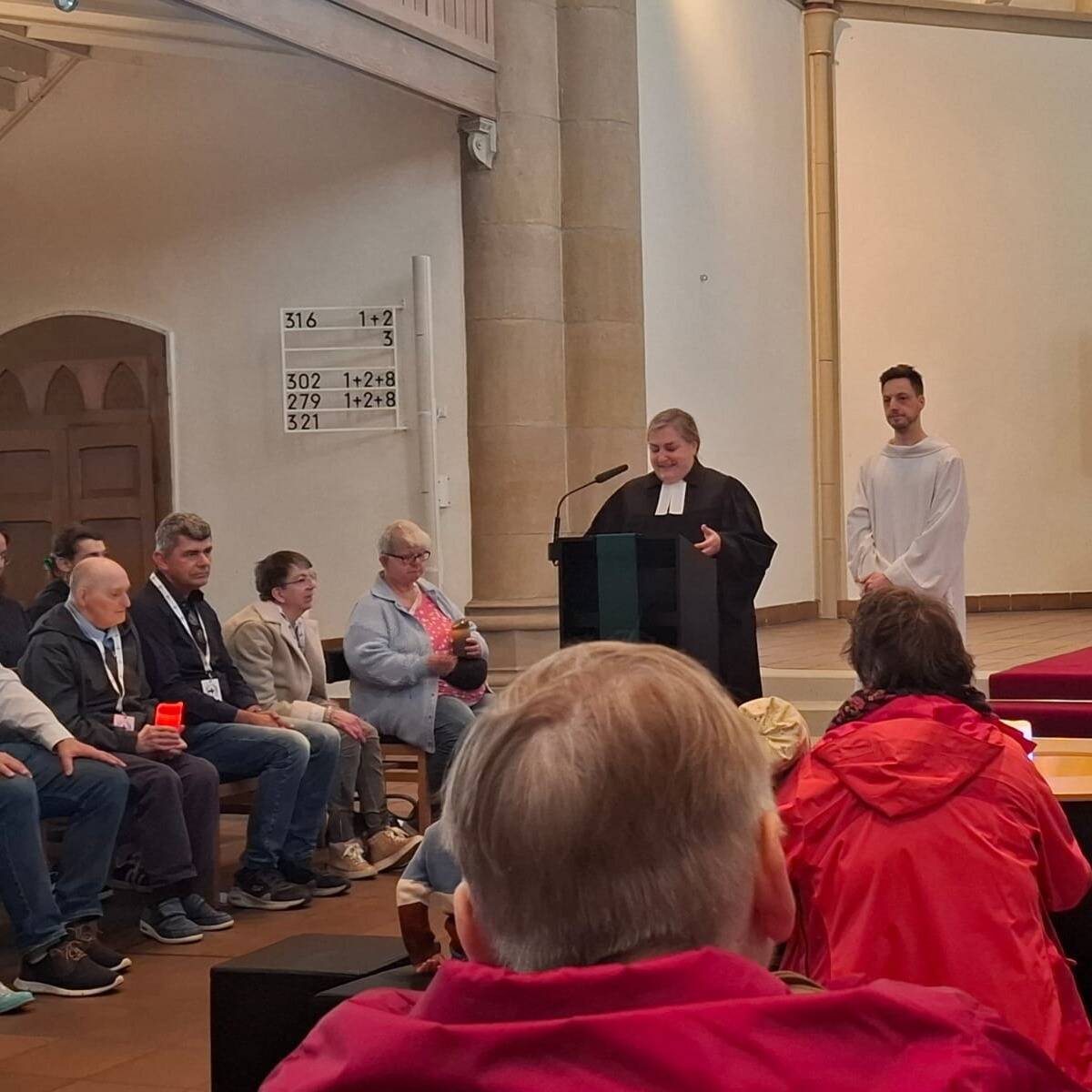 Eine Pfarrerin spricht.