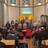 Viele Menschen in einer Kirche.