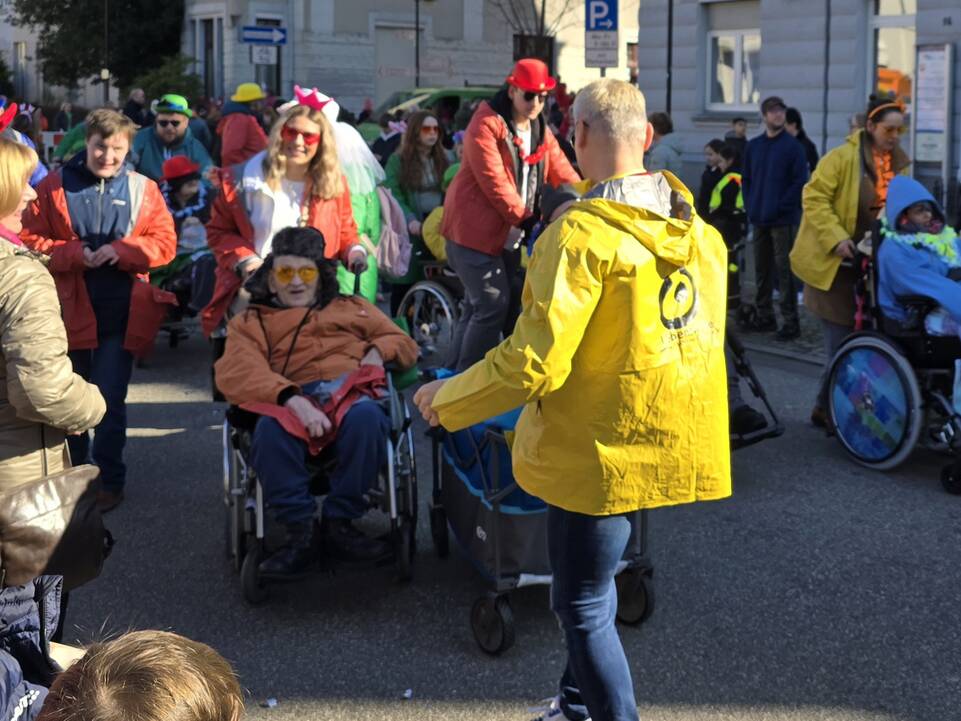 Personen mit und ohne Hilfsmittel im Zug.
