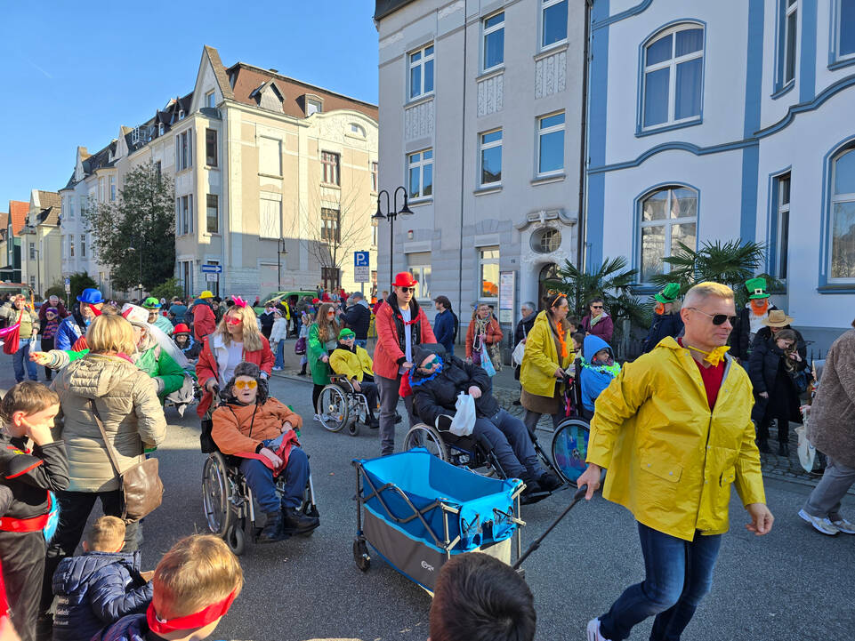 Viele Personen am Zugweg.
