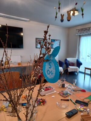 Osterdeko an einem Zweig.