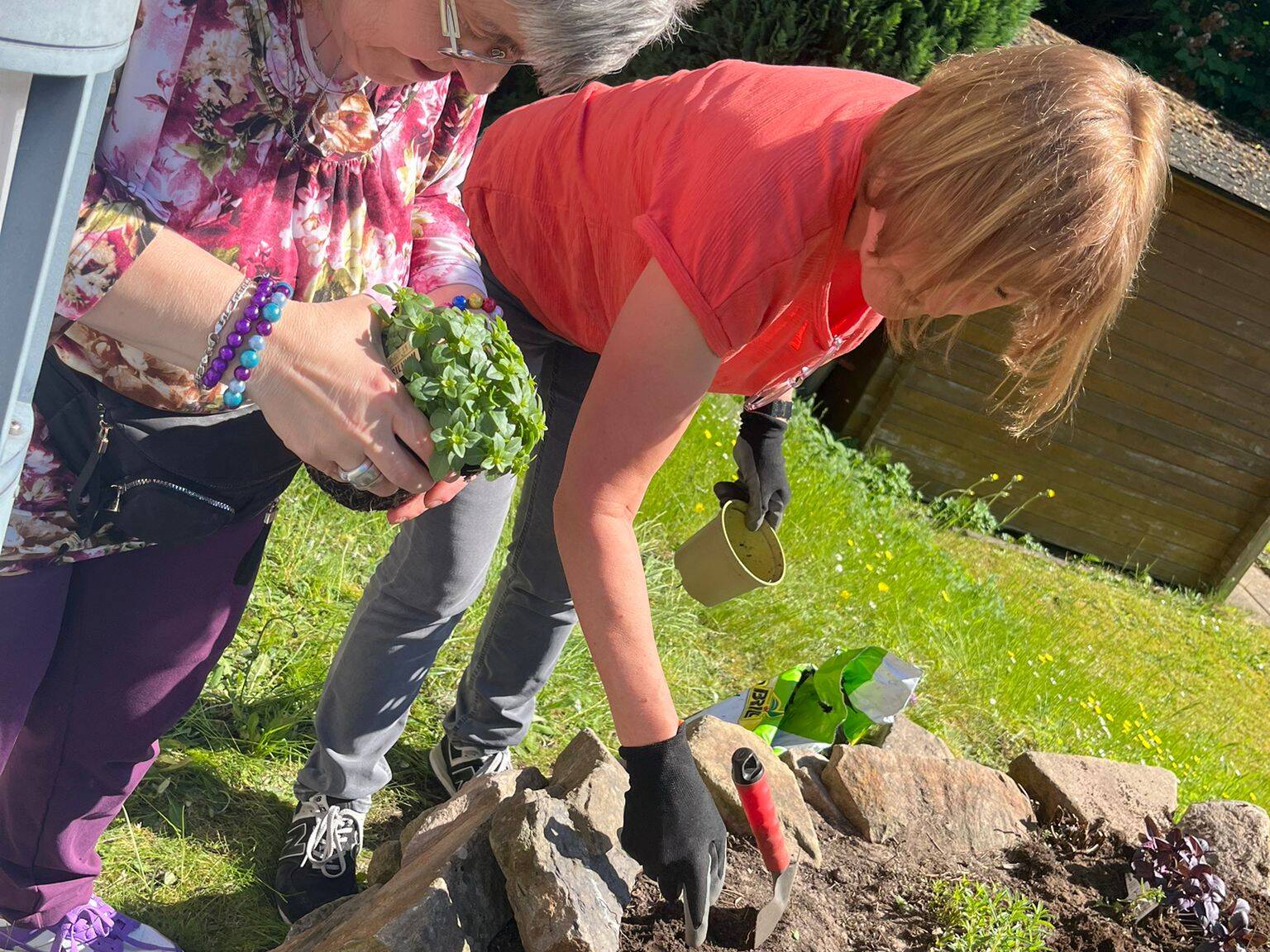 Zwei Frauen bepflanzen die Spirale.