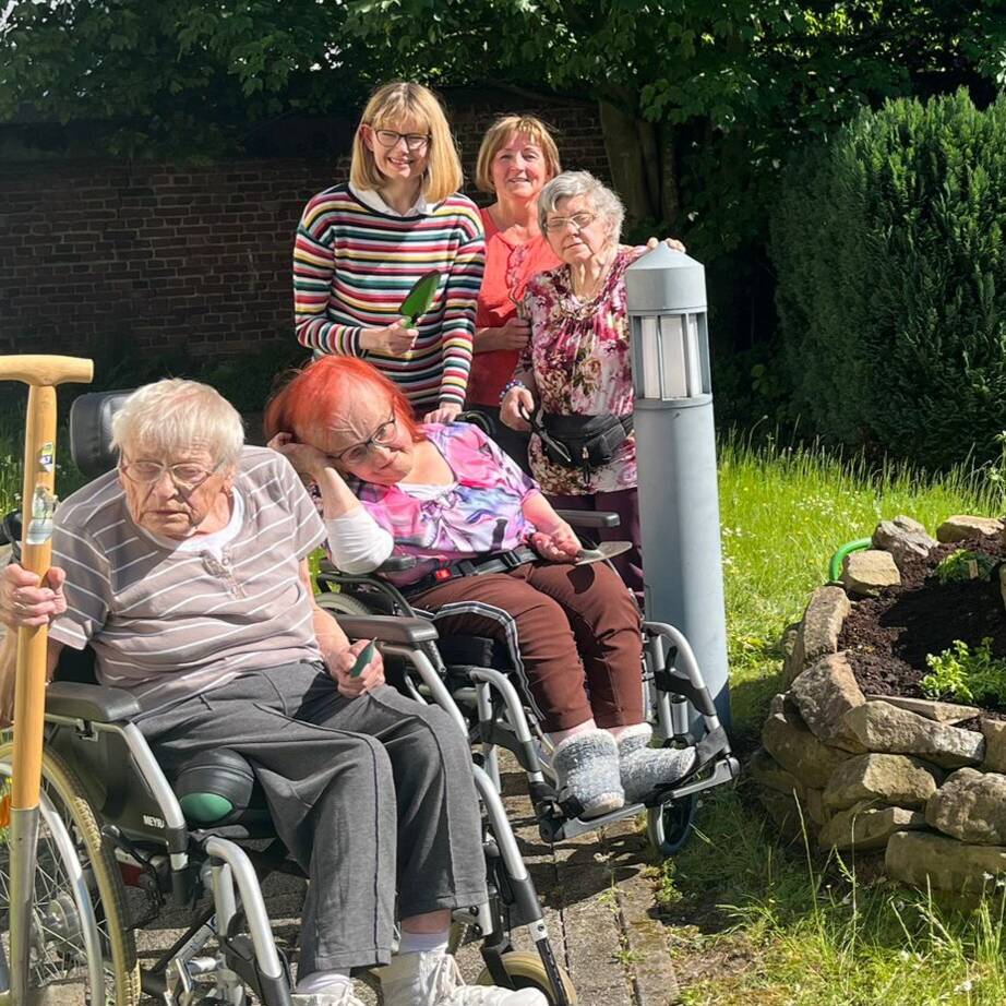 Menschen mit und ohne Hilfmittel.