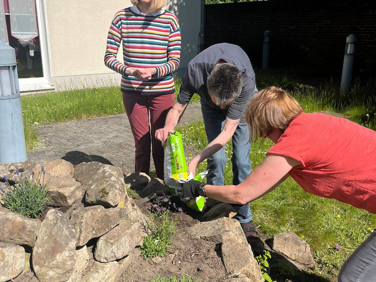 Mehrere Personen bepflanz die Spirale.