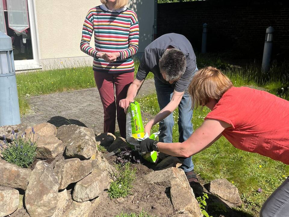 Mehrere Personen bepflanz die Spirale.