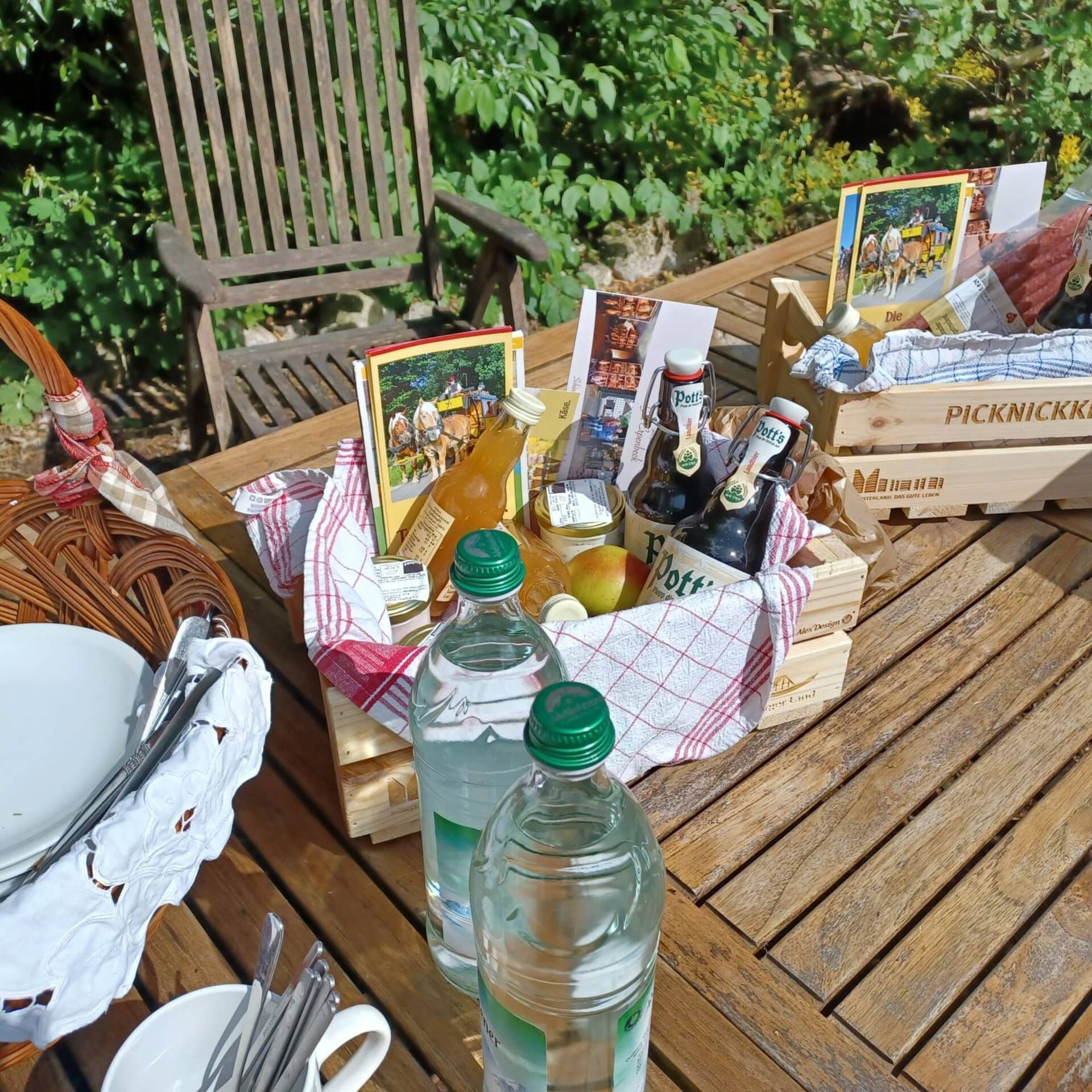 Ein gedeckter Tisch.