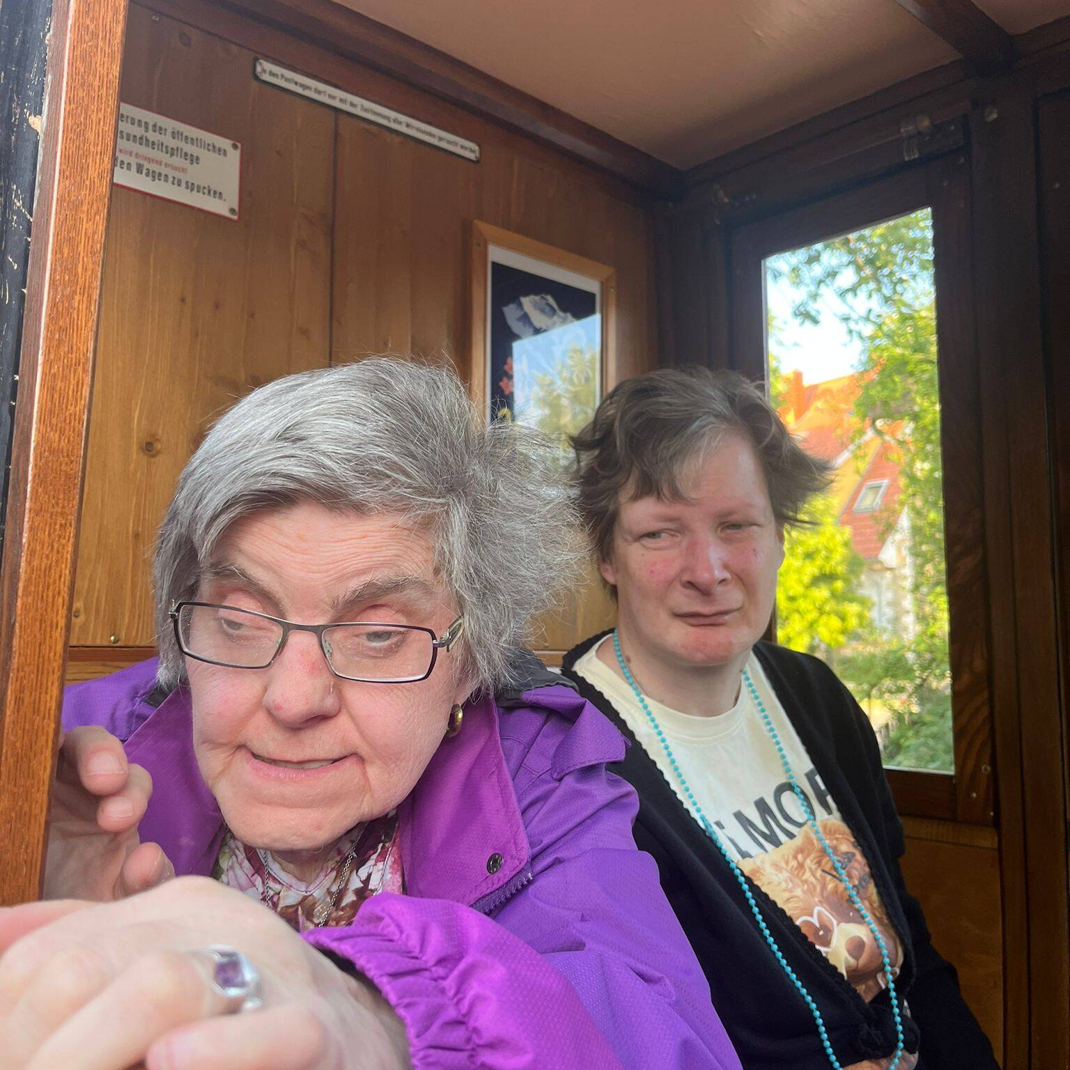 Zwei Frauen sitzen in der Kutsche.